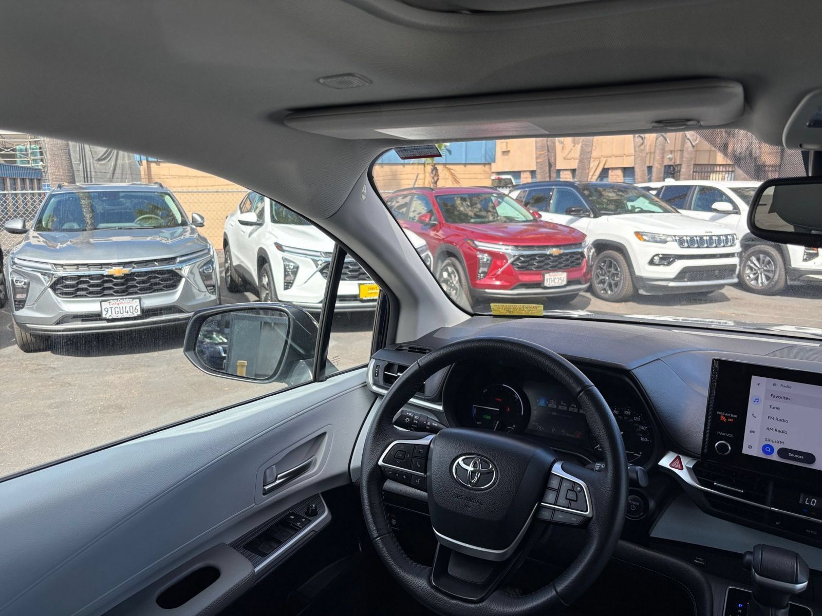 Used 2025 Toyota Sienna XLE FWD image 36