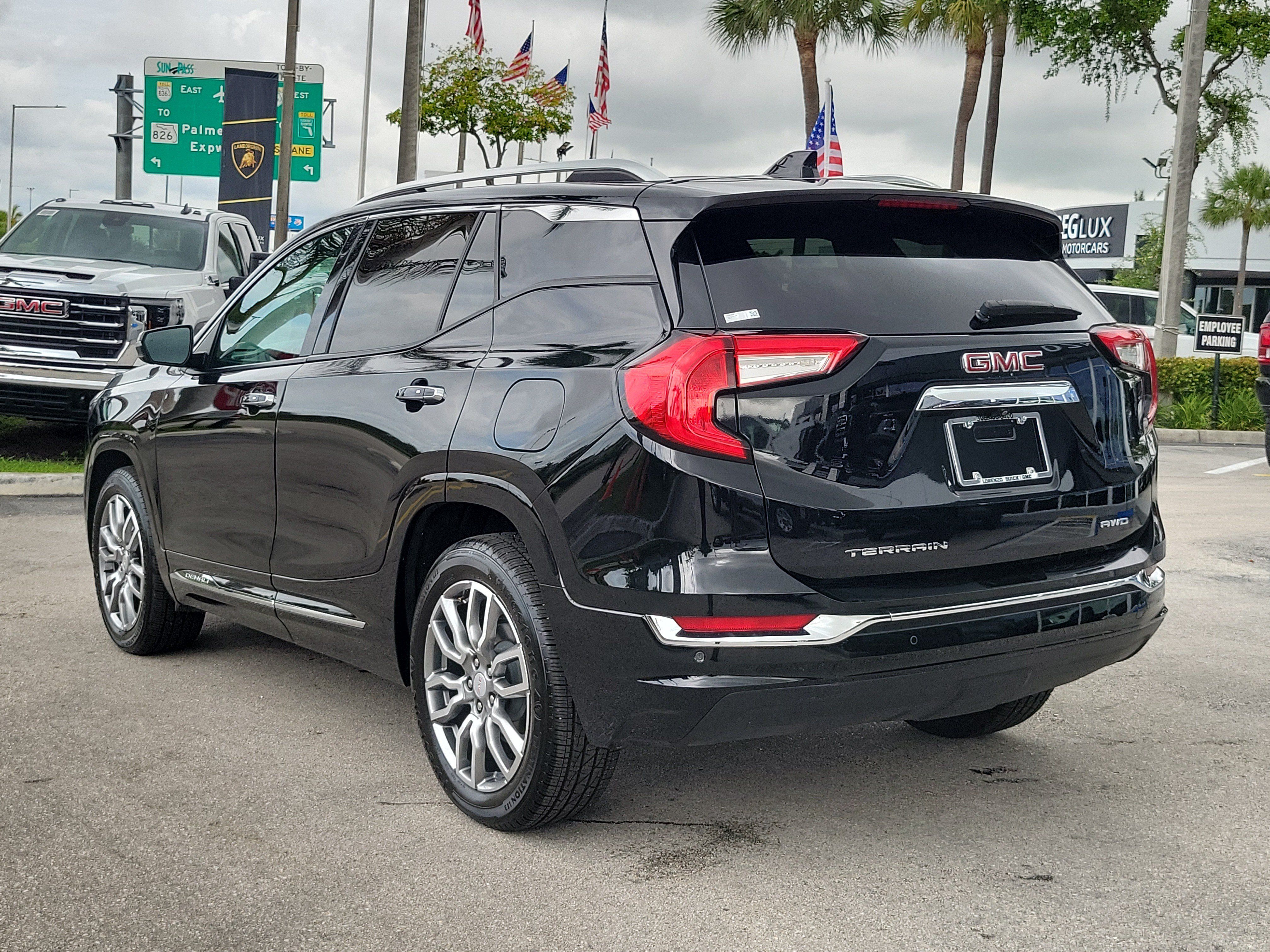 Used 2024 GMC Terrain Denali w/ Denali Premium Package AWD/4WD image 7