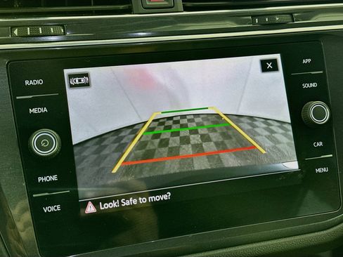 Used 2023 Volkswagen Tiguan SE w/ Panoramic Sunroof Package FWD image 22