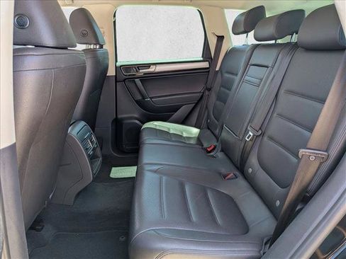 Used 2015 Volkswagen Touareg Sport AWD/4WD image 18