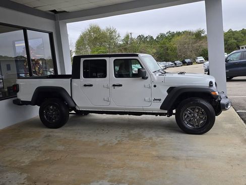 New 2025 Jeep Gladiator Sport image 4