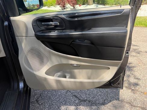Used 2019 Dodge Grand Caravan SXT FWD image 21