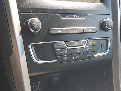Used 2019 Ford Fusion SE FWD image 26