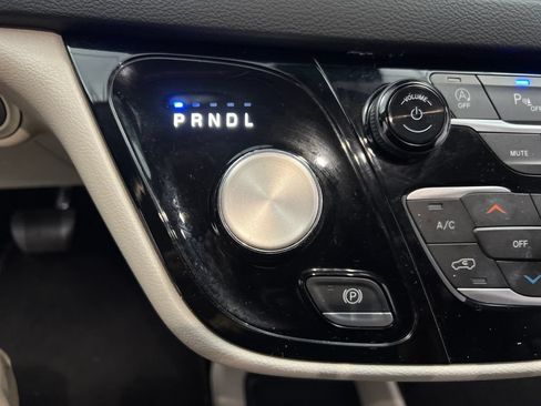 Used 2023 Chrysler Pacifica Touring-L FWD image 63