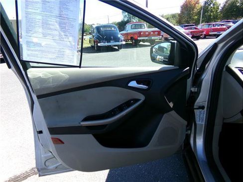 Used 2012 Ford Focus SEL w/ SEL/Titanium Winter Pkg image 8