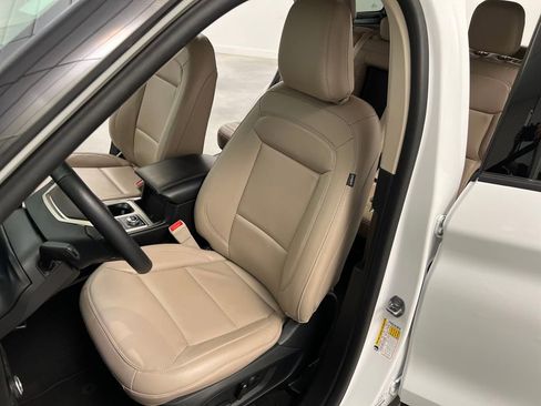 Used 2024 Ford Explorer XLT w/ Equipment Group 202A image 9