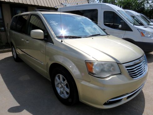 Used 2012 Chrysler Town & Country Touring image 3