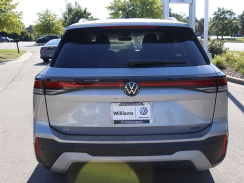 New 2025 Volkswagen Tiguan SE image 4