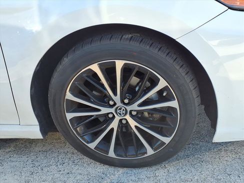 Used 2018 Toyota Camry L image 9