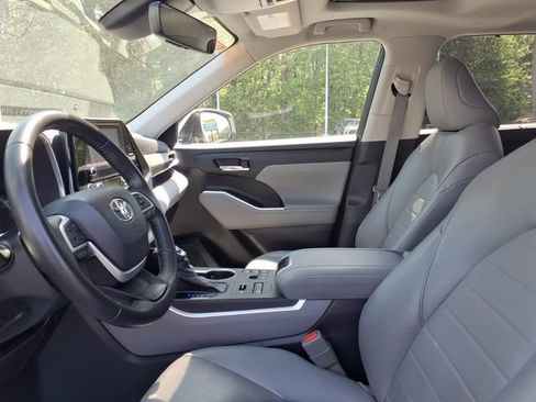 Used 2023 Toyota Highlander XLE image 5
