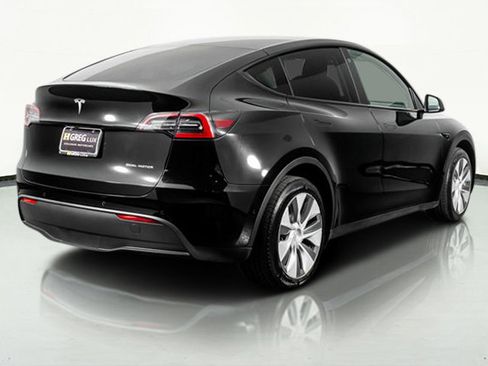 Used 2022 Tesla Model Y Long Range image 17