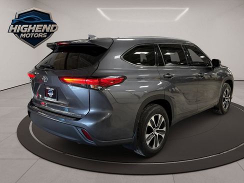 Used 2021 Toyota Highlander XLE AWD/4WD image 6