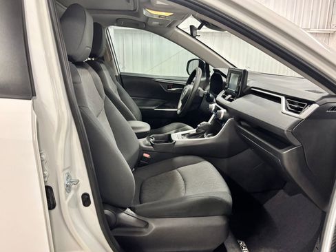 Used 2021 Toyota RAV4 XLE w/ Convenience Package FWD image 19
