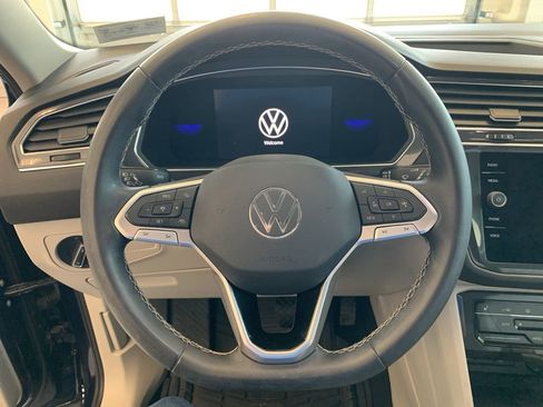 Used 2023 Volkswagen Tiguan SE w/ Panoramic Sunroof Package image 5