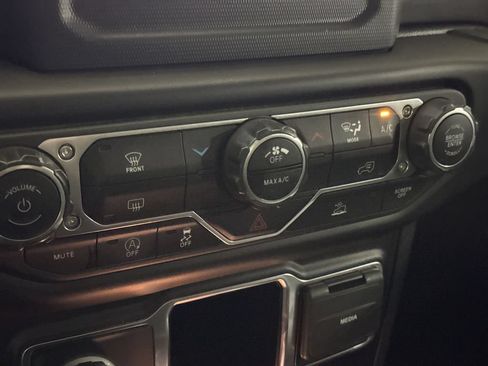 Used 2022 Jeep Wrangler Unlimited Sport AWD/4WD image 16