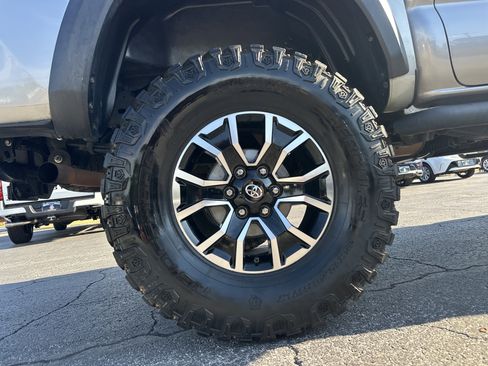 Used 2016 Toyota Tacoma TRD Off-Road w/ Premium & Technology Package AWD/4WD image 17