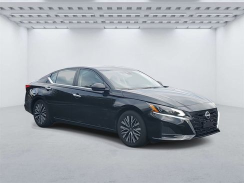Used 2024 Nissan Altima 2.5 SV image 1