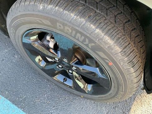 Used 2024 Jeep Grand Cherokee Limited w/ Black Appearance Package image 10