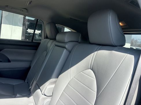 Used 2022 Toyota Highlander XLE image 5