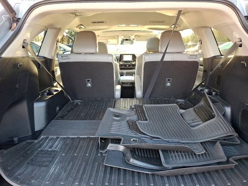 Used 2020 Toyota Highlander XLE image 30