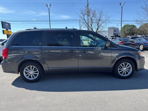 Used 2020 Dodge Grand Caravan SXT image 4