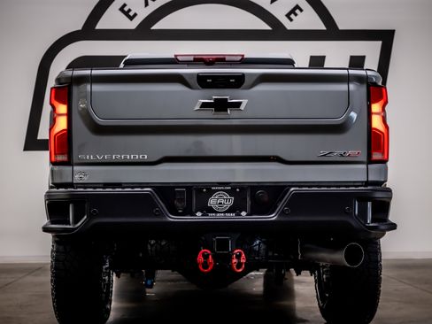 Used 2024 Chevrolet Silverado 2500 ZR2 w/ Technology Package image 10