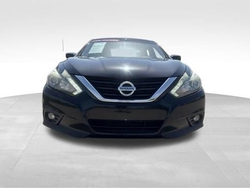 Used 2017 Nissan Altima 2.5 SR w/ Midnight Edition Package FWD image 3