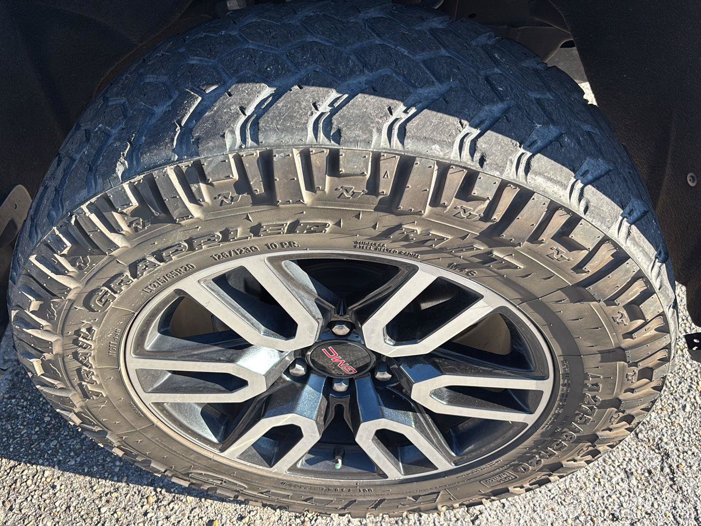 Used 2021 GMC Sierra 1500 AT4 w/ AT4 Preferred Package AWD/4WD image 9