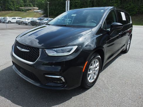 Used 2023 Chrysler Pacifica Touring-L FWD image 7