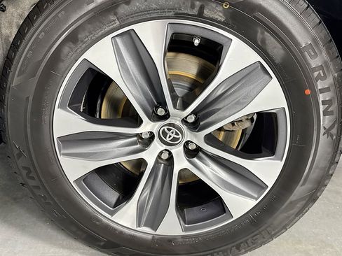 Used 2023 Toyota Highlander XLE image 34