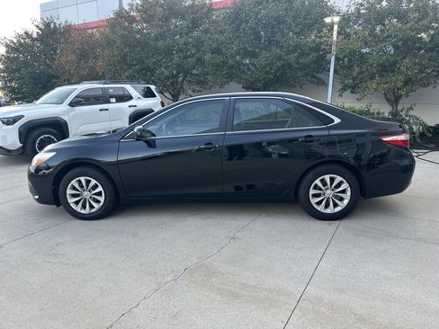 Used 2017 Toyota Camry LE FWD image 9