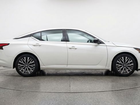 Used 2025 Nissan Altima 2.5 SV FWD image 11
