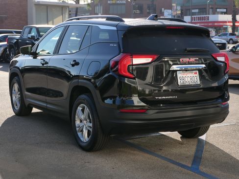 Used 2022 GMC Terrain SLE w/ Driver Convenience Package image 3