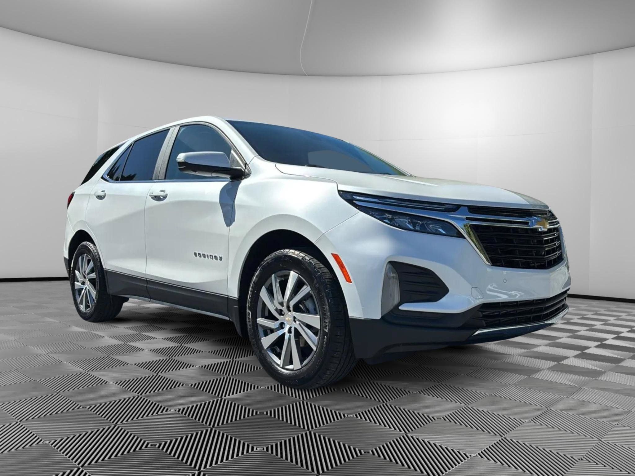 Used 2023 Chevrolet Equinox LT AWD/4WD image 2