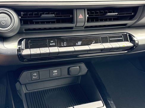 Used 2025 Toyota Prius LE image 25