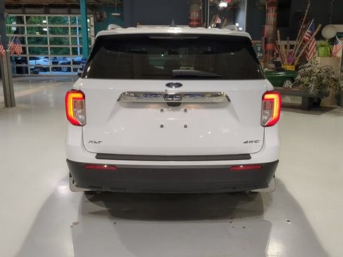Used 2021 Ford Explorer XLT AWD/4WD image 9