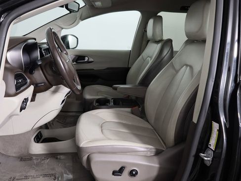Used 2018 Chrysler Pacifica Touring-L FWD image 14