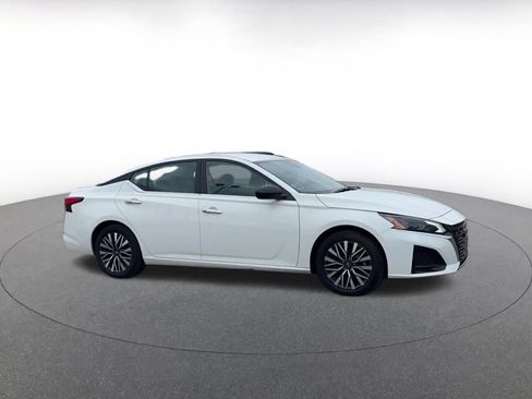 Used 2025 Nissan Altima 2.5 SV image 2