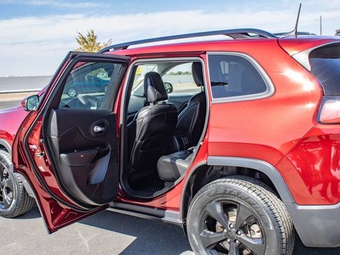 Used 2019 Jeep Cherokee Latitude Plus AWD/4WD image 12