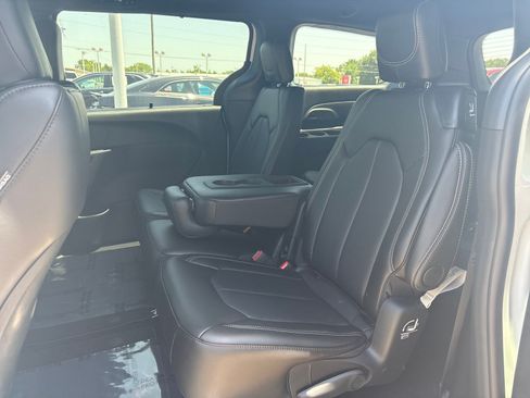 Used 2024 Chrysler Pacifica Touring-L FWD image 7