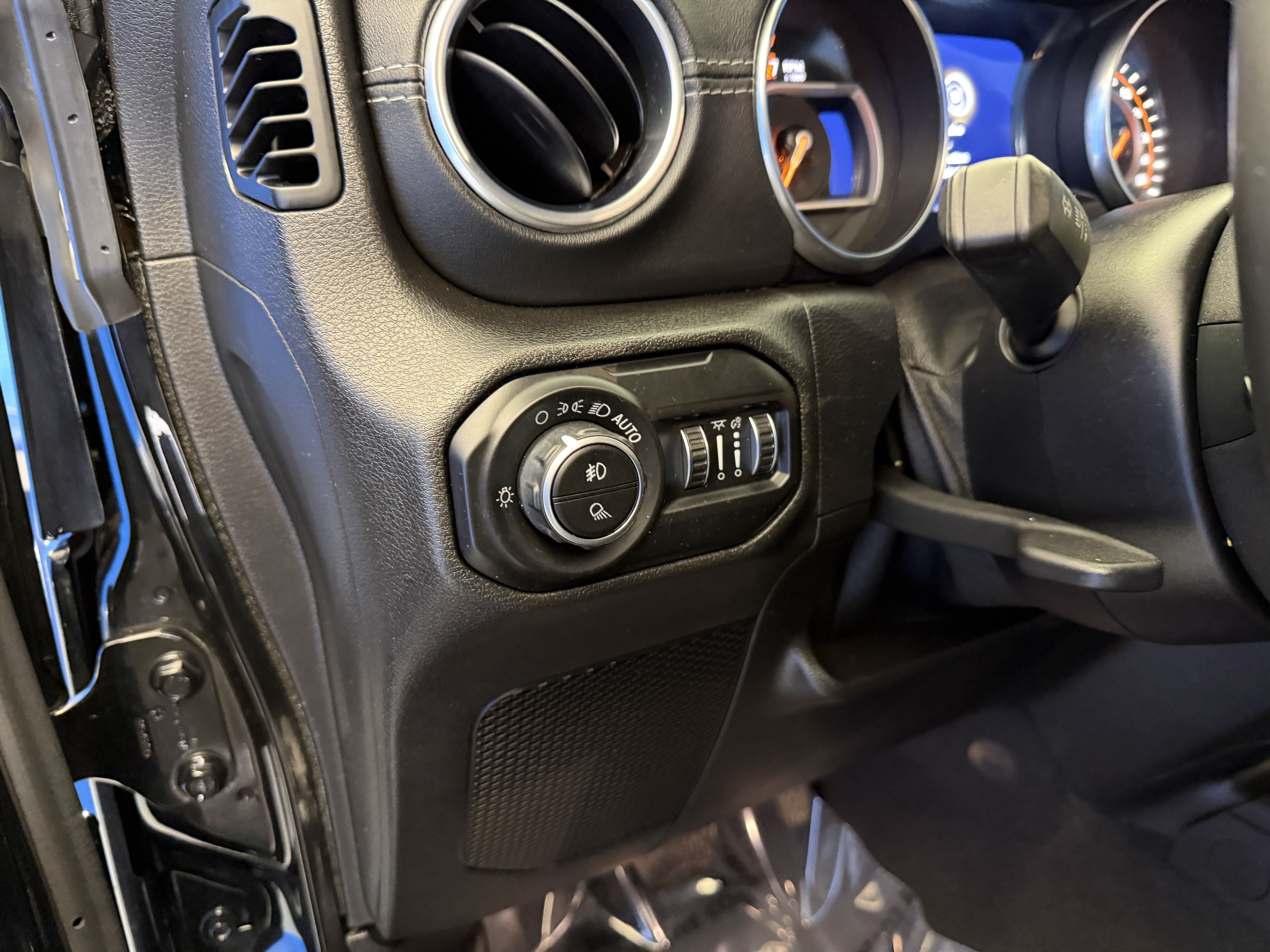 Used 2020 Jeep Gladiator Overland AWD/4WD image 18