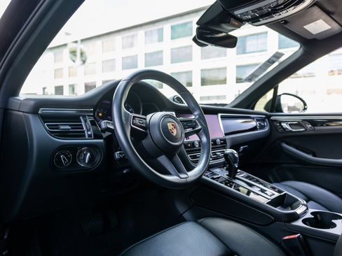 Certified 2024 Porsche Macan w/ Premium Plus Package AWD/4WD image 4