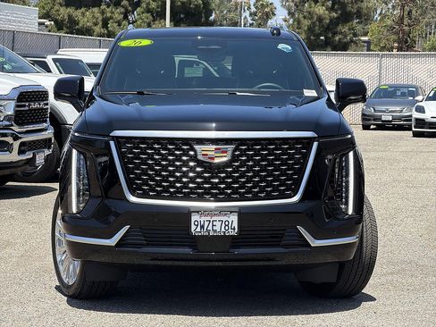 Used 2026 Cadillac Escalade ESV Luxury RWD image 2