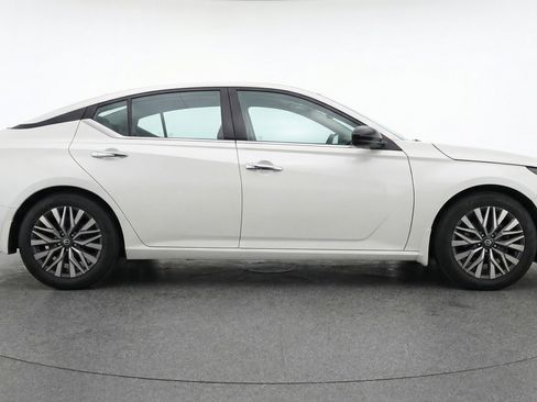 Used 2025 Nissan Altima 2.5 SV FWD image 11