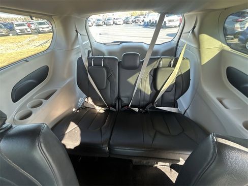 Used 2020 Chrysler Pacifica Touring-L image 28