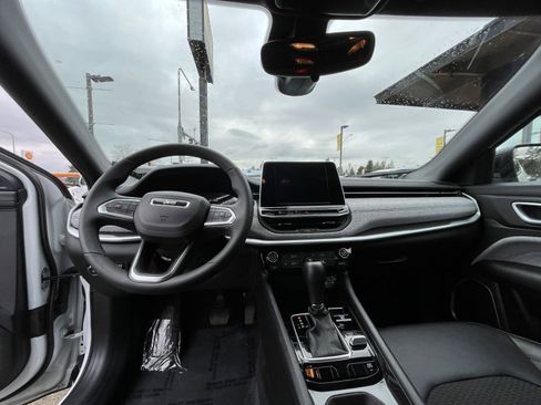 Used 2025 Jeep Compass Latitude image 33