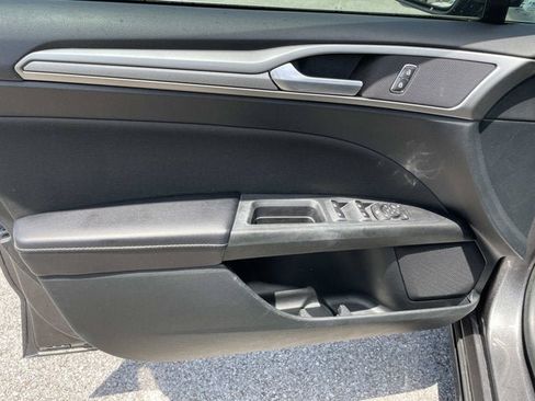 Used 2019 Ford Fusion SE FWD image 17