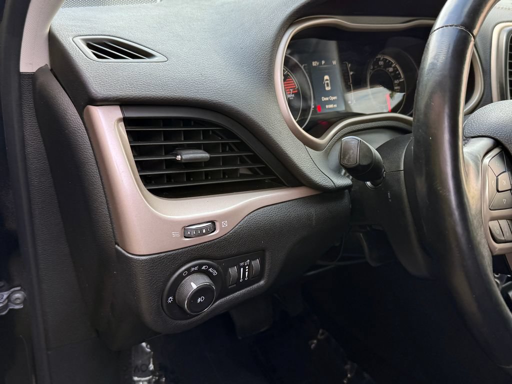 Used 2017 Jeep Cherokee Latitude w/ Cold Weather Group AWD/4WD image 19