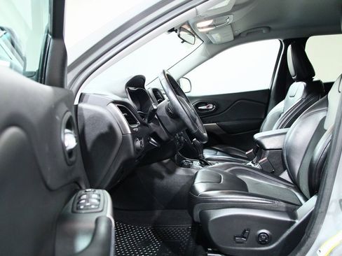 Used 2019 Jeep Cherokee Latitude Plus w/ Cold Weather Group image 19