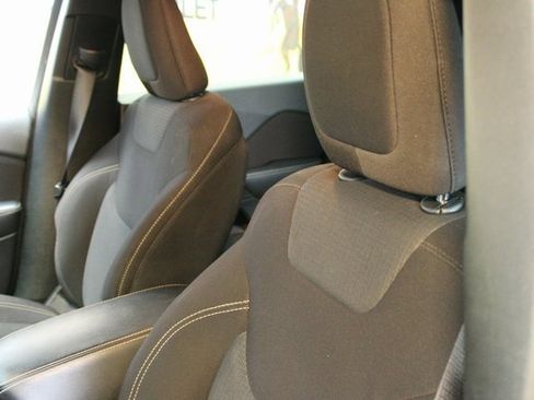 Used 2016 Jeep Cherokee Latitude w/ Cold Weather Group image 18